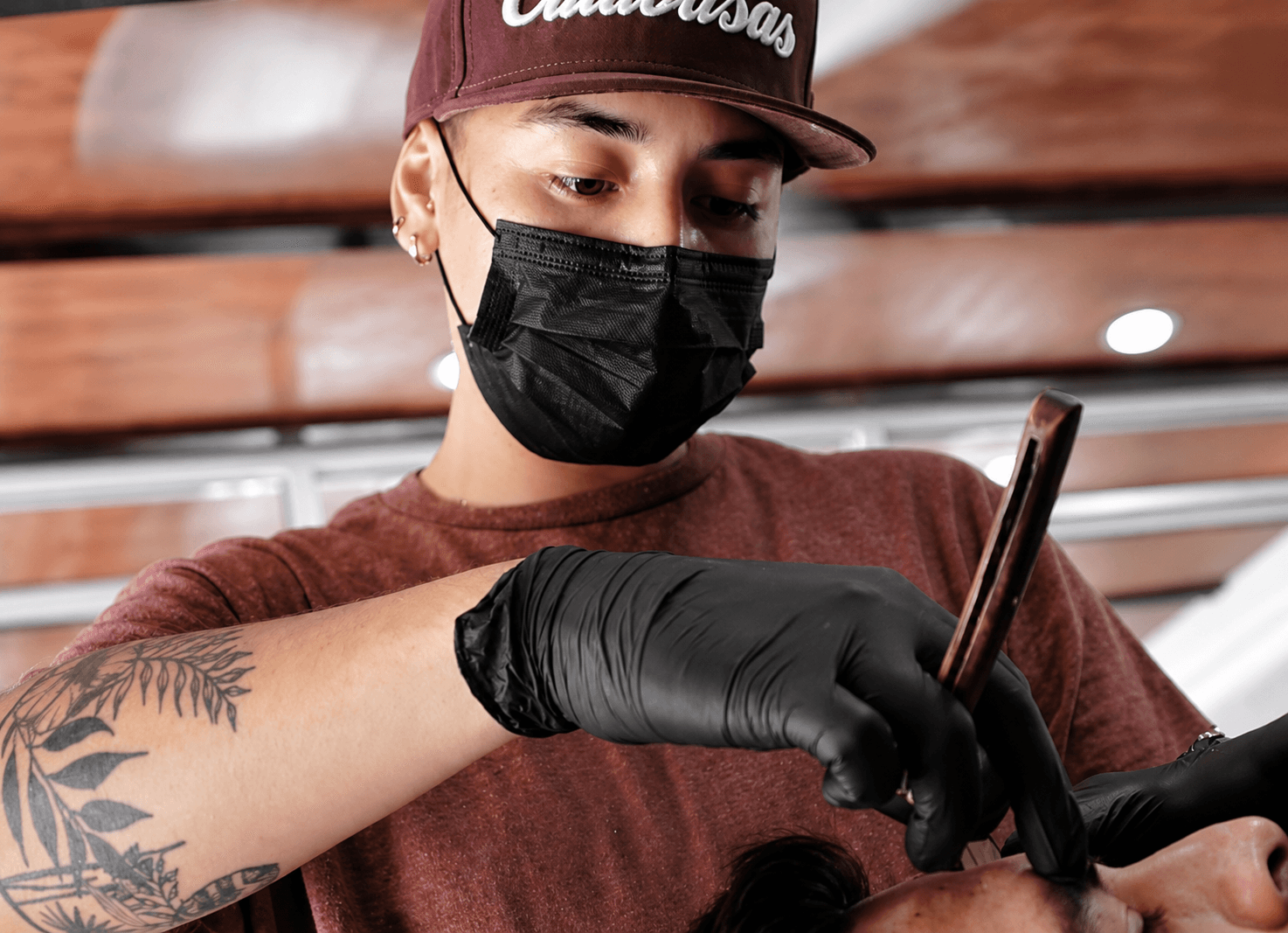 Barbero de Mambas trabajando con guantes y navaja