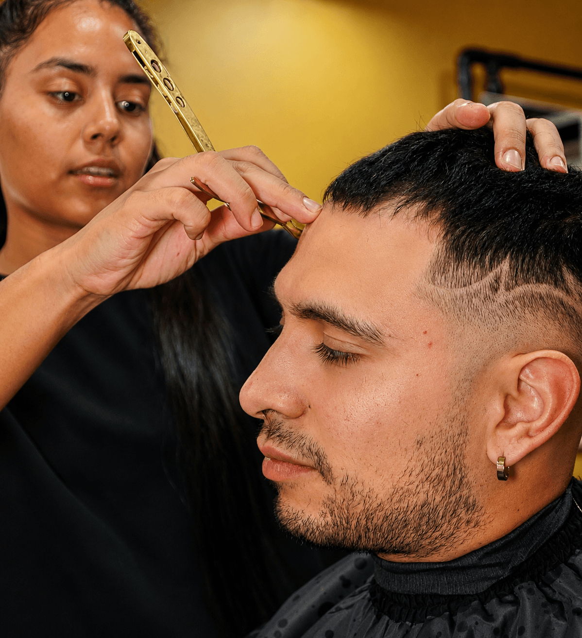Servicio de perfilado y corte con navaja en Mambas Barbería