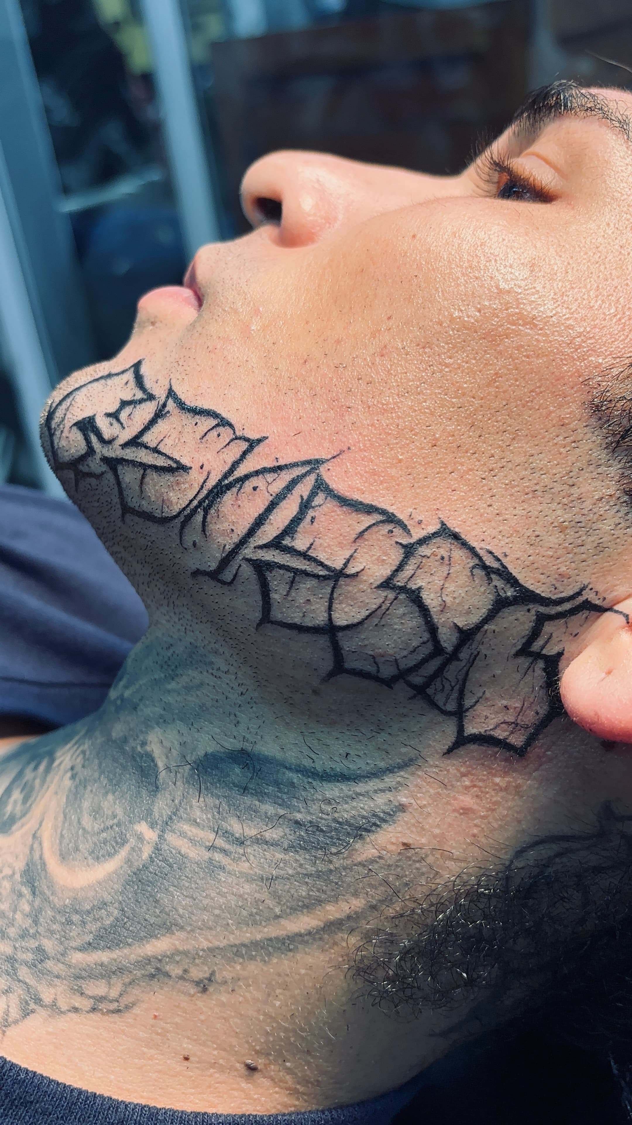 Tatuaje de lettering en cuello realizado por Mambas Tattoo