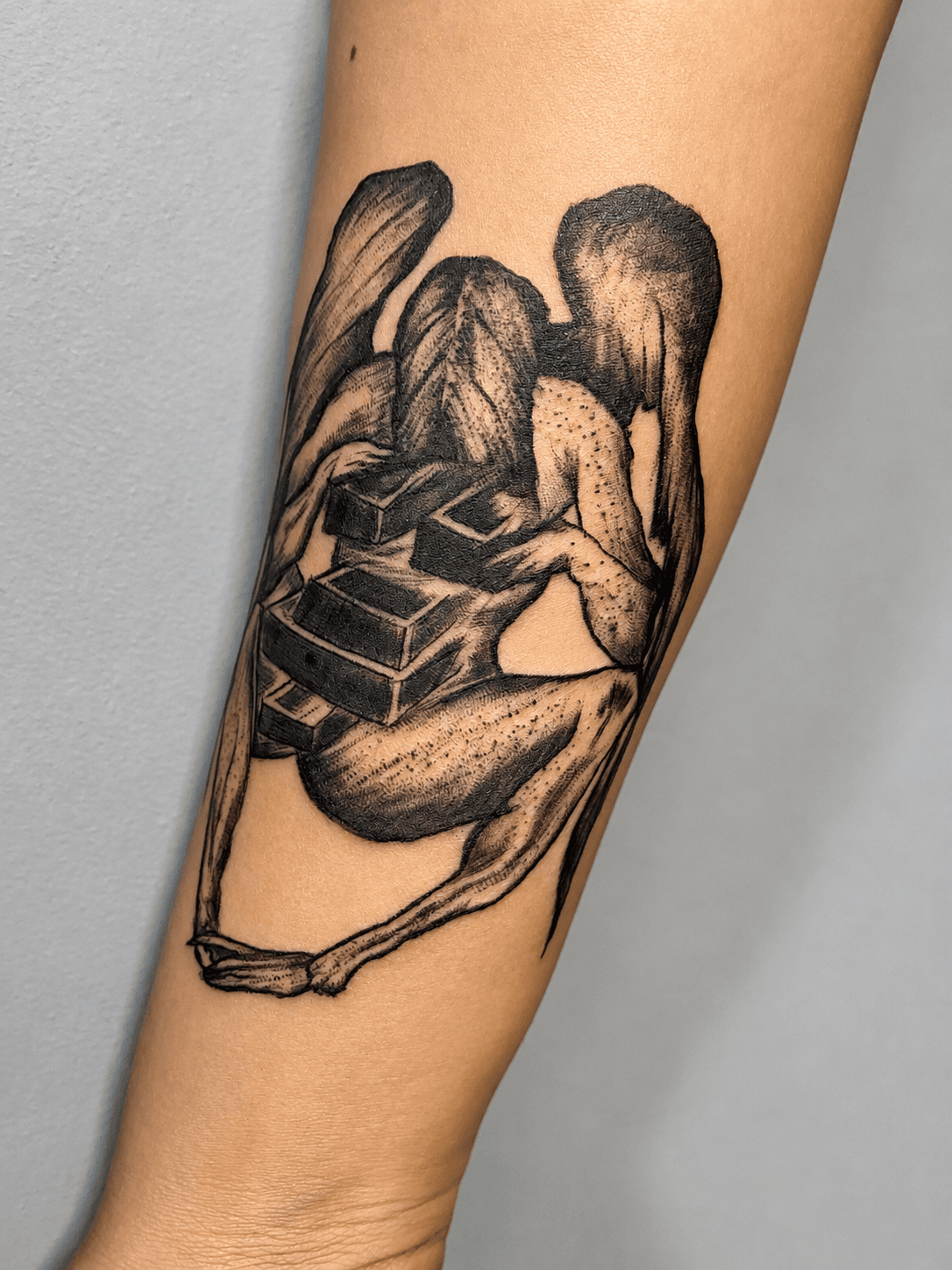 Tatuaje ilustrativo en brazo con sombreado negro realizado por Mambas Tattoo